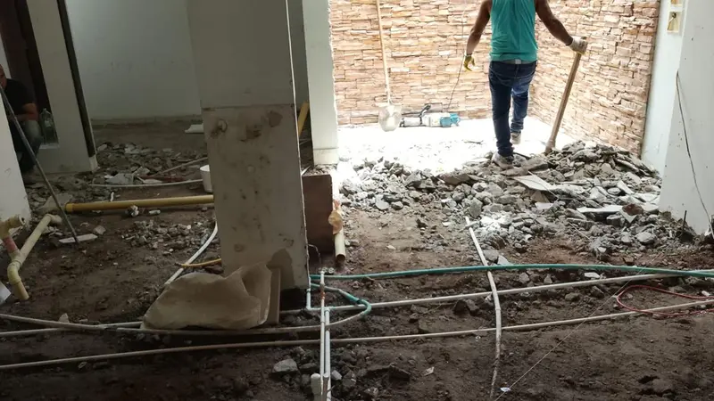 Tubería PVC nueva instalada en el piso abierto de una vivienda durante el cambio de redes