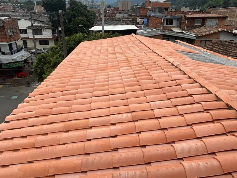 Cubierta terminada en teja de barro, lista y sin filtraciones
