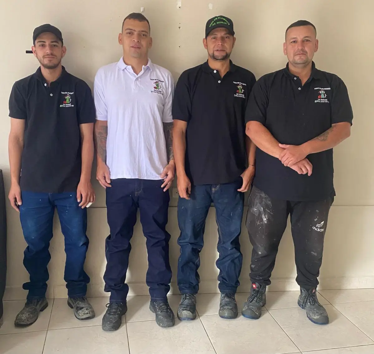 Equipo de técnicos de plomería de Plomería Premium en Medellín